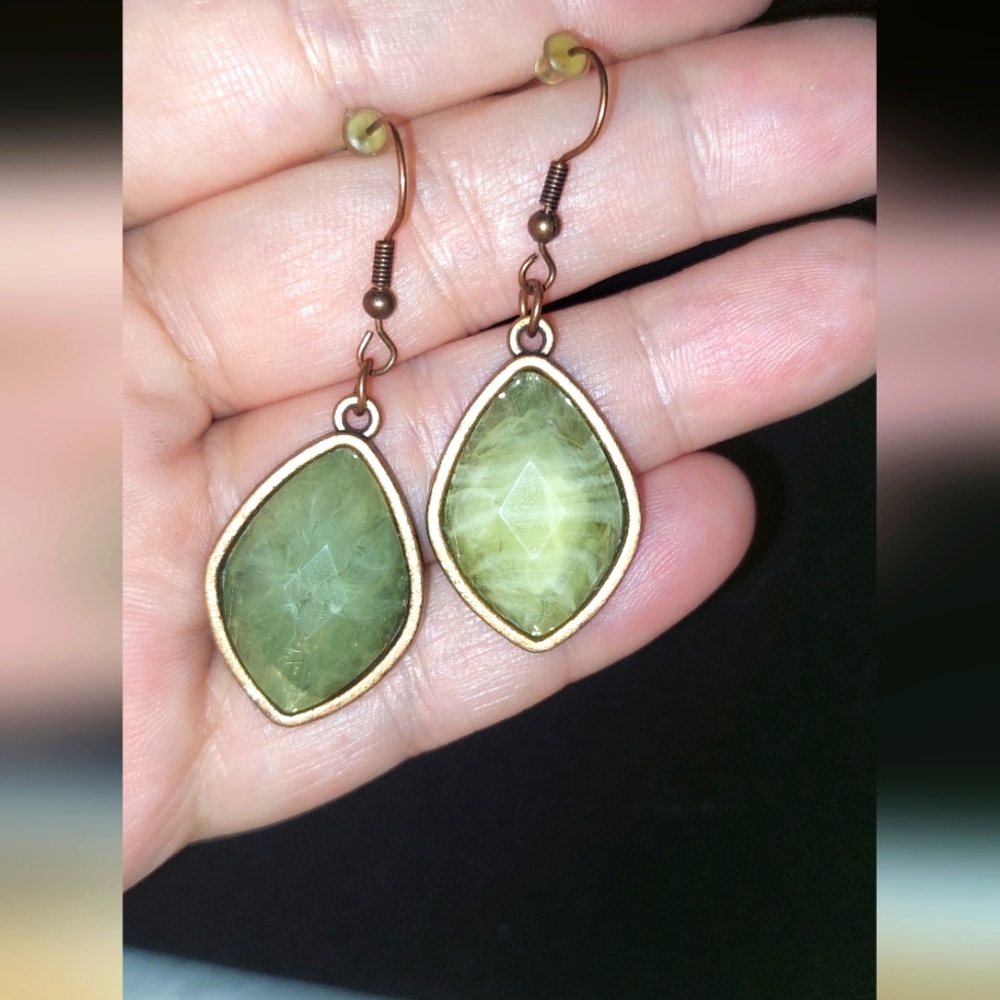 Nwot Bronze & Green Stone Dangle Earrings. Smoke Free Home